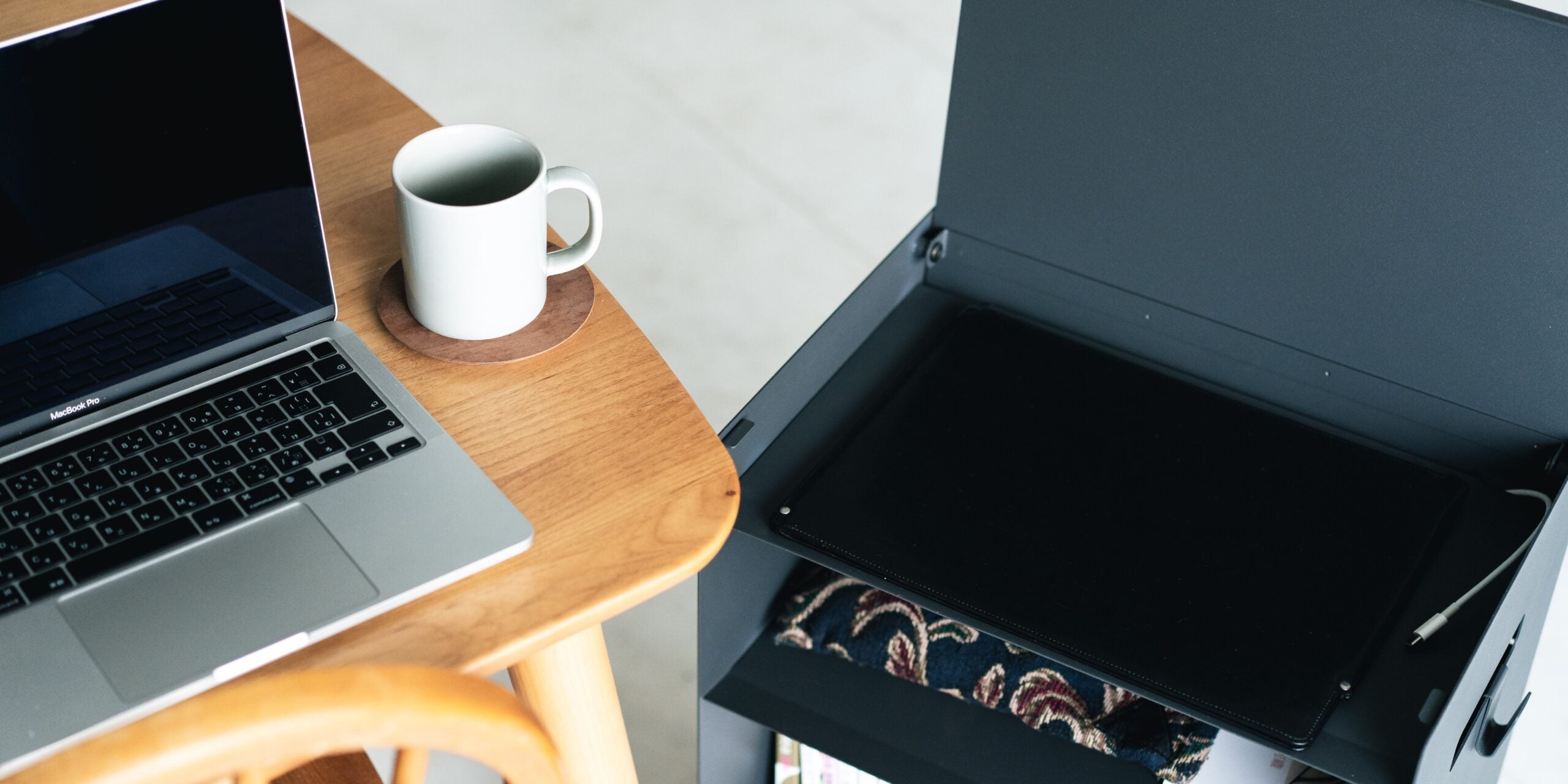 新しい生活の、新しい相棒に。\n- 日用品愛好家×graphic designer -