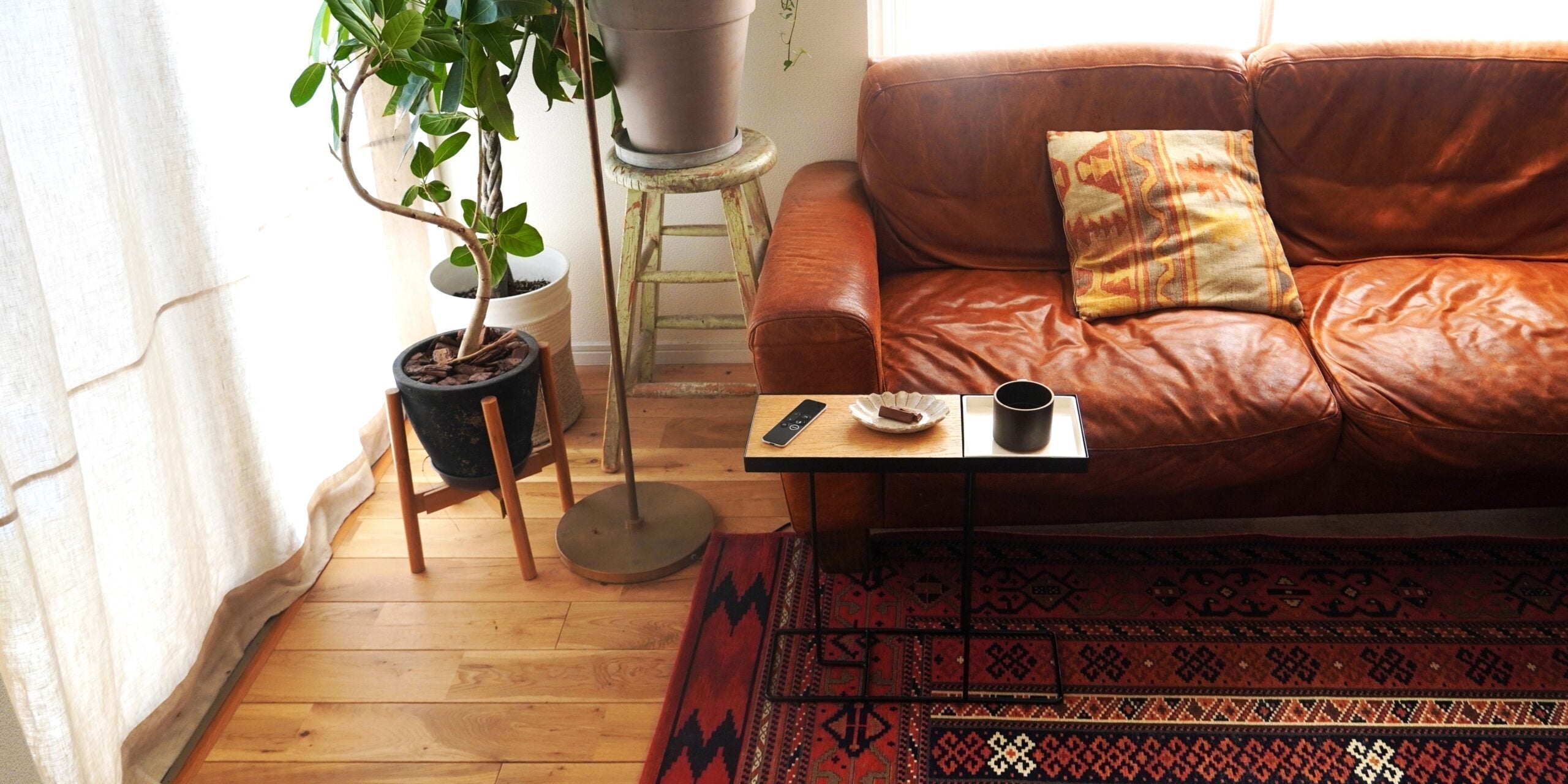 ソファサイド、玄関脇、手を伸ばせば そこにいてくれるCOMPANION