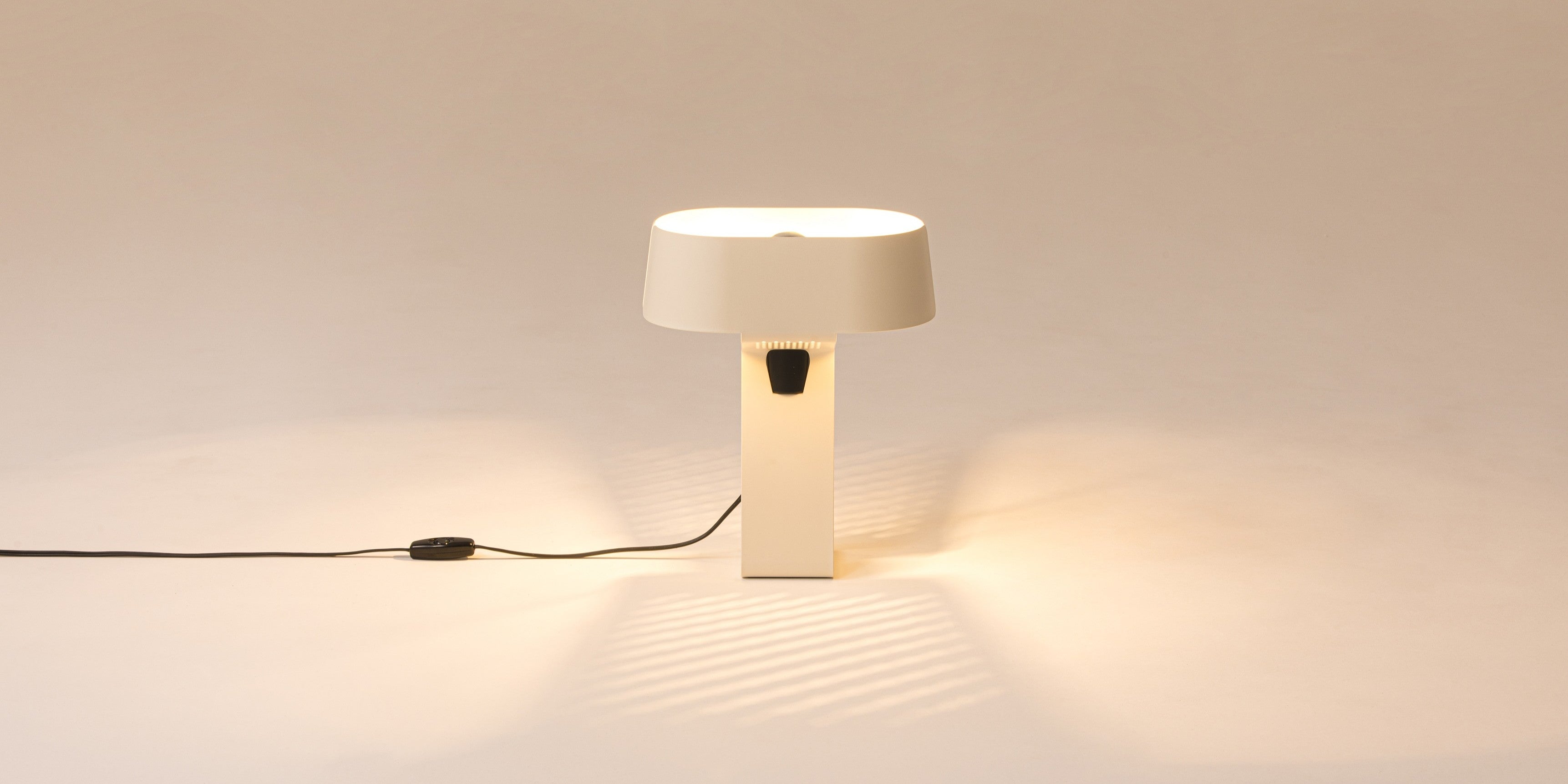 妖艶な光を放つ、いけないTONG LIGHT