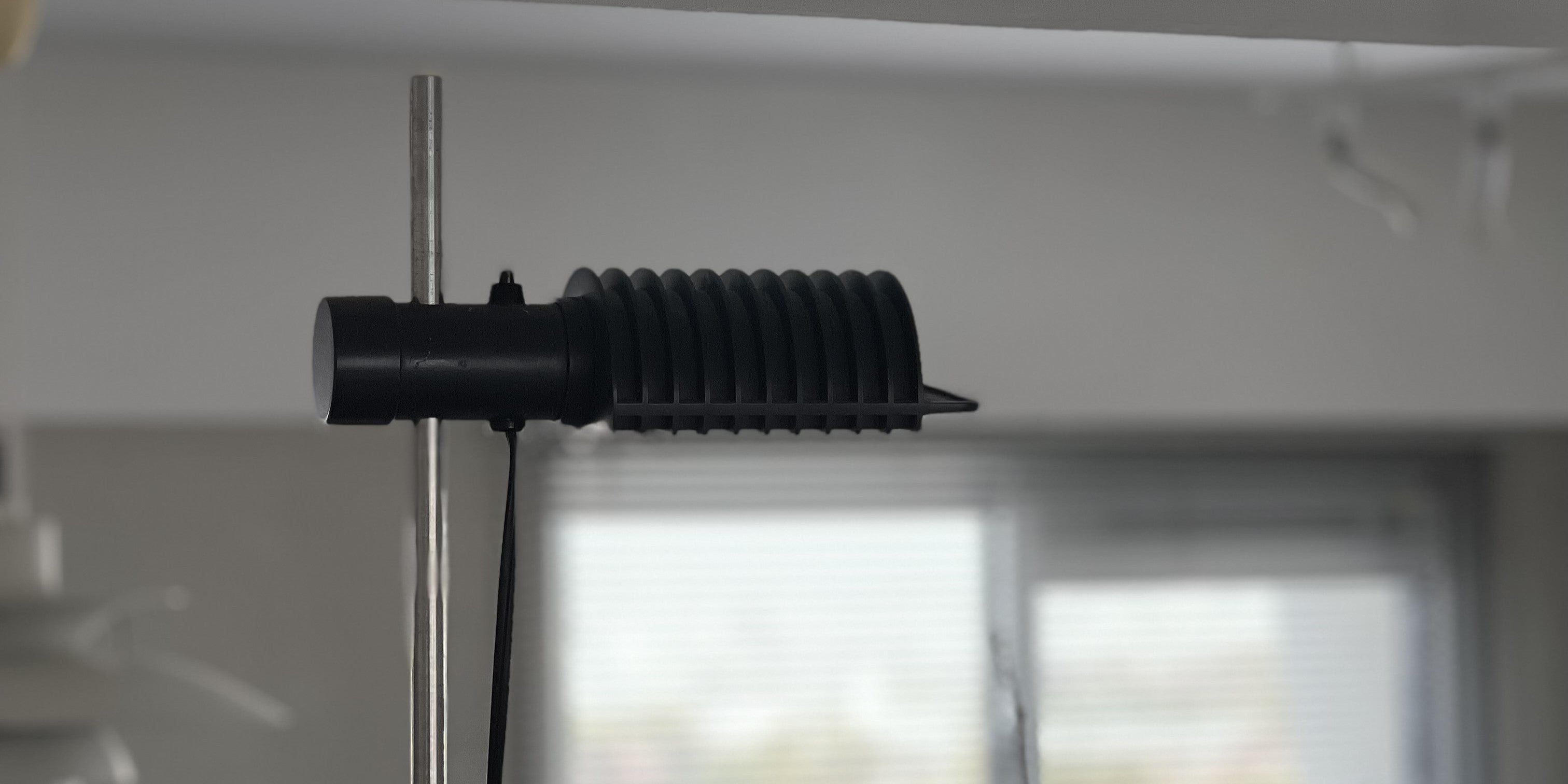 REVOLA \n - メカニカルなフロアスタンド -